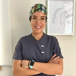 Foto de la doctora Irene Doctora en implantología y cirugía