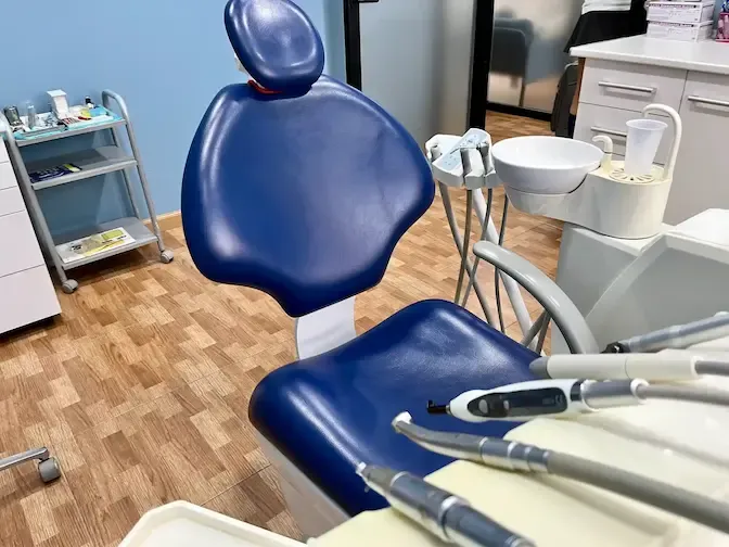 Sillón dental Moderno sillón dental equipado con la última tecnología